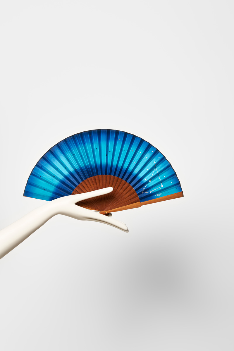 ABANICO MEDIANO COSMOS CONSTELACIÓN CAPRICORNIO